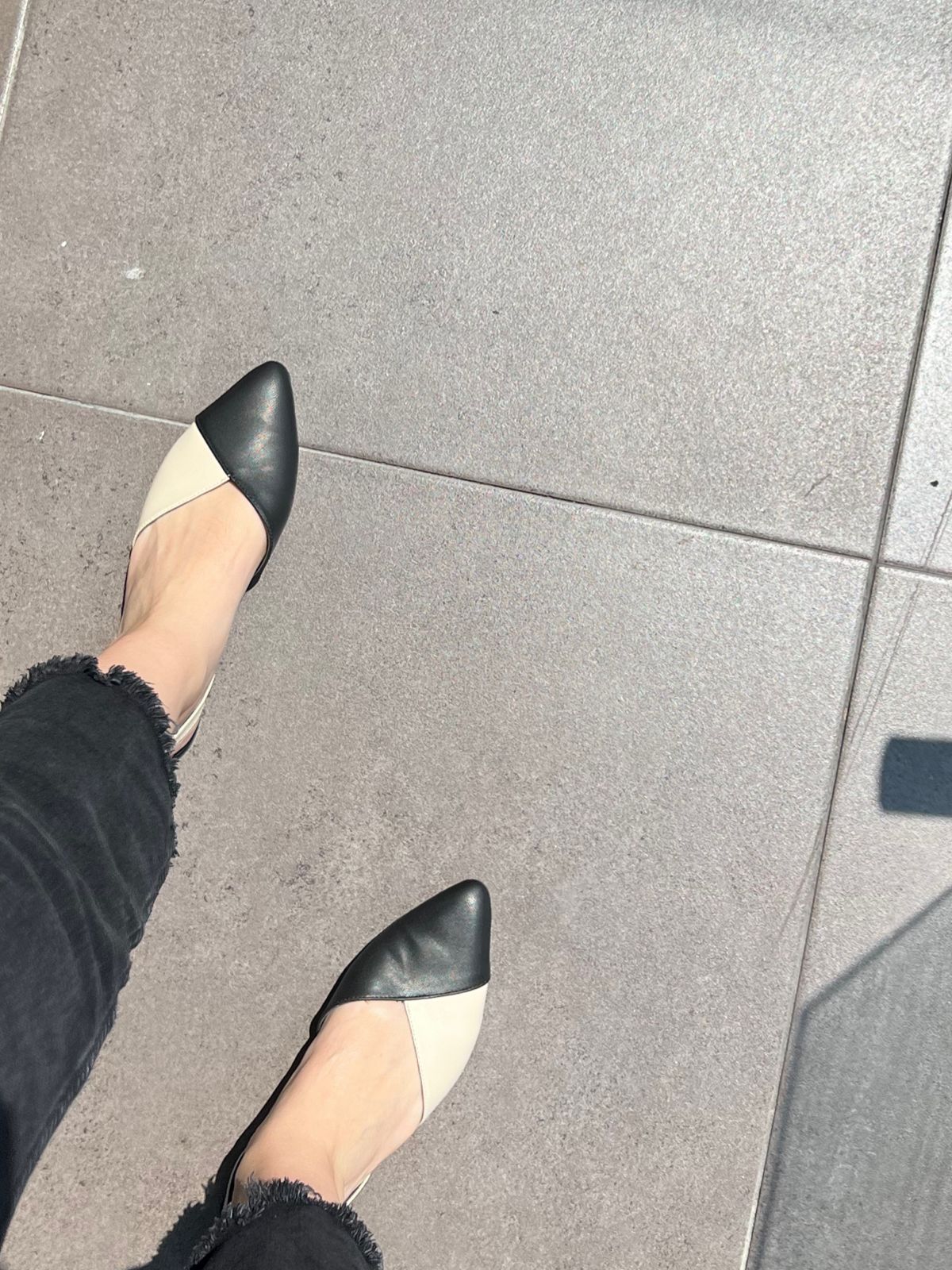 zapatilla piso combinado nude con negro
